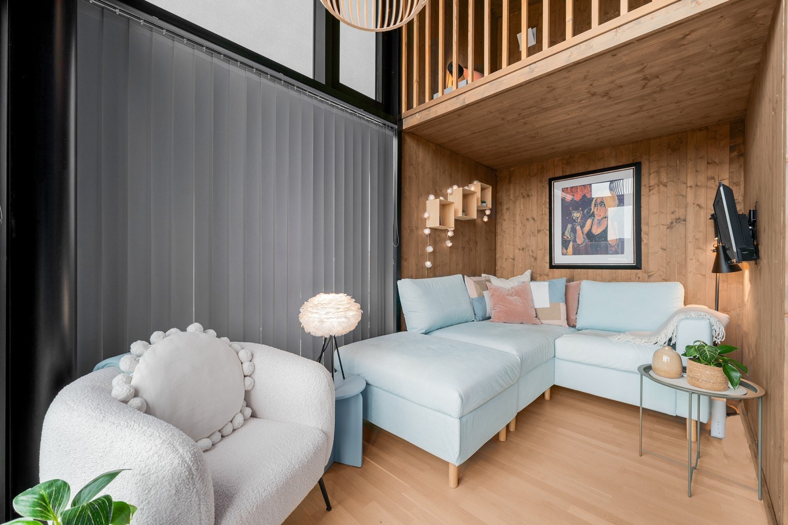 Lys og koselig stue med komfortabel sofa og varme trevegger. Galleribilde