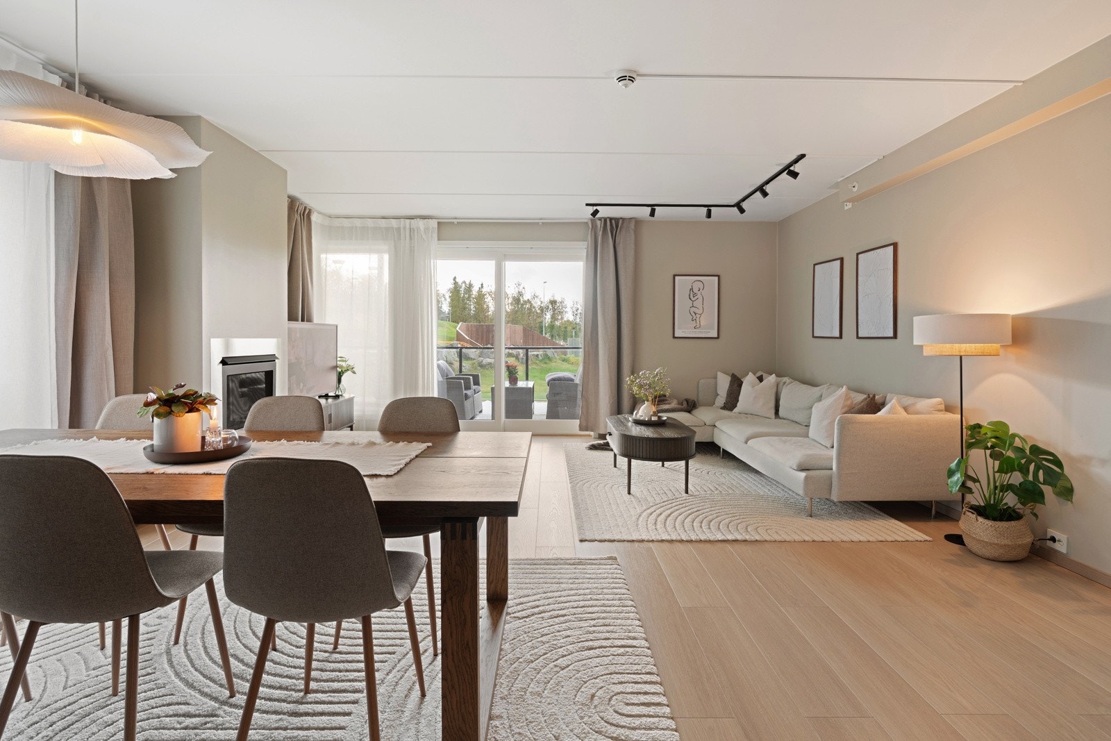 Alle vegger er malt i 2021 og hele gulvet inkl. lister er byttet til typen Pergo Lillehammer Select Beige Oak i 2025. Galleribilde