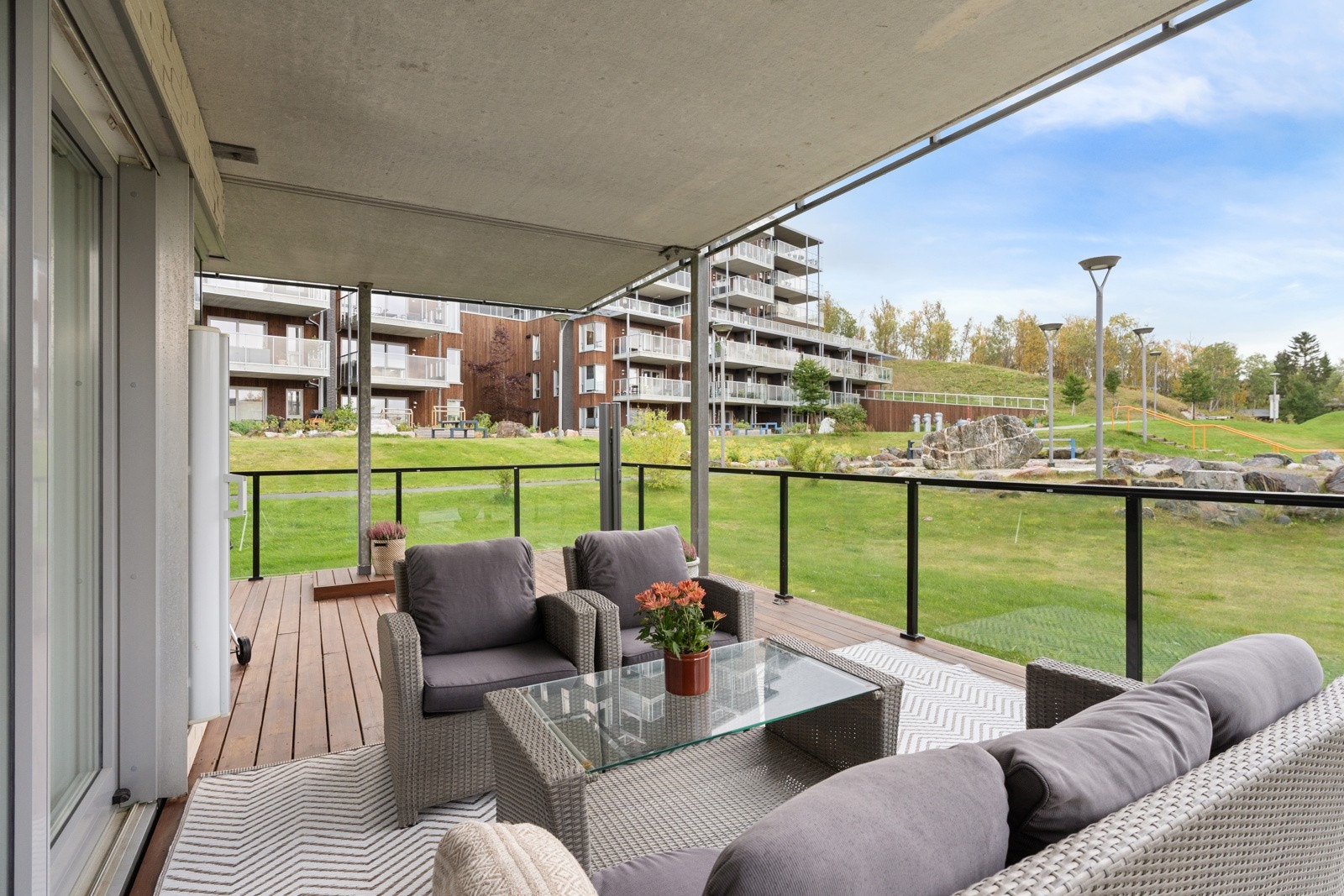 Fra stuen har du adkomst til stor overbygd terrasse på hele 27kvm. Galleribilde