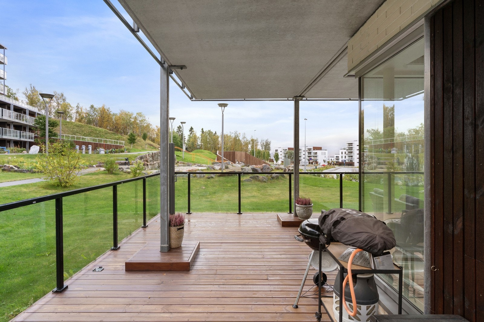 Her har du rikelig med plass til ønsket utemøblement, grill, solsenger mm. Galleribilde