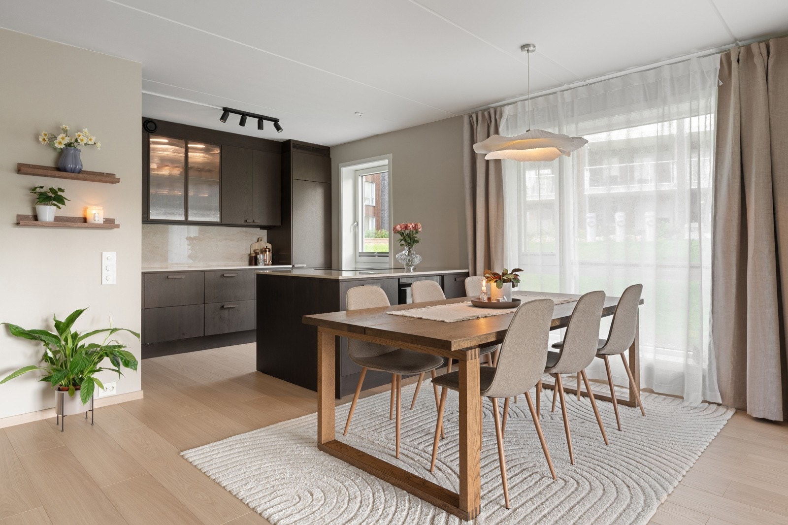 Det er plass til stort spisebord og er et yndet sted for hyggelige middagselskaper. Galleribilde