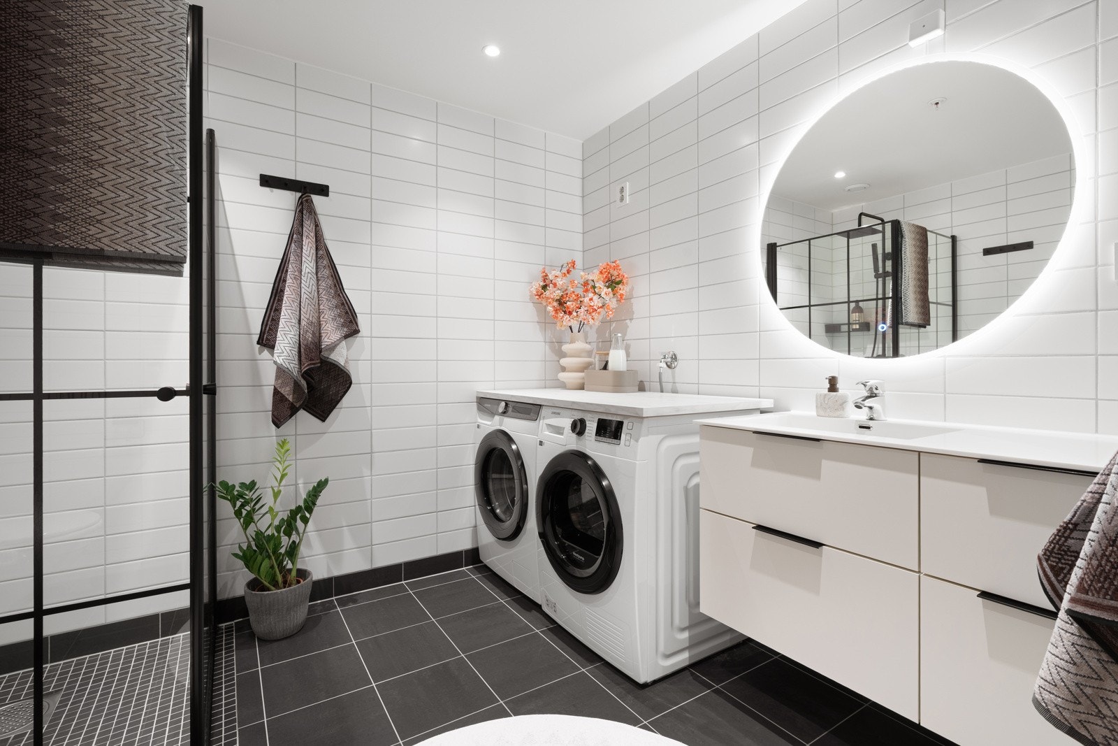 Lekkert bad med moderne fliser og smakfulle detaljer og er romslig utformet med god plass til alle dagligdagse gjøremål. Galleribilde