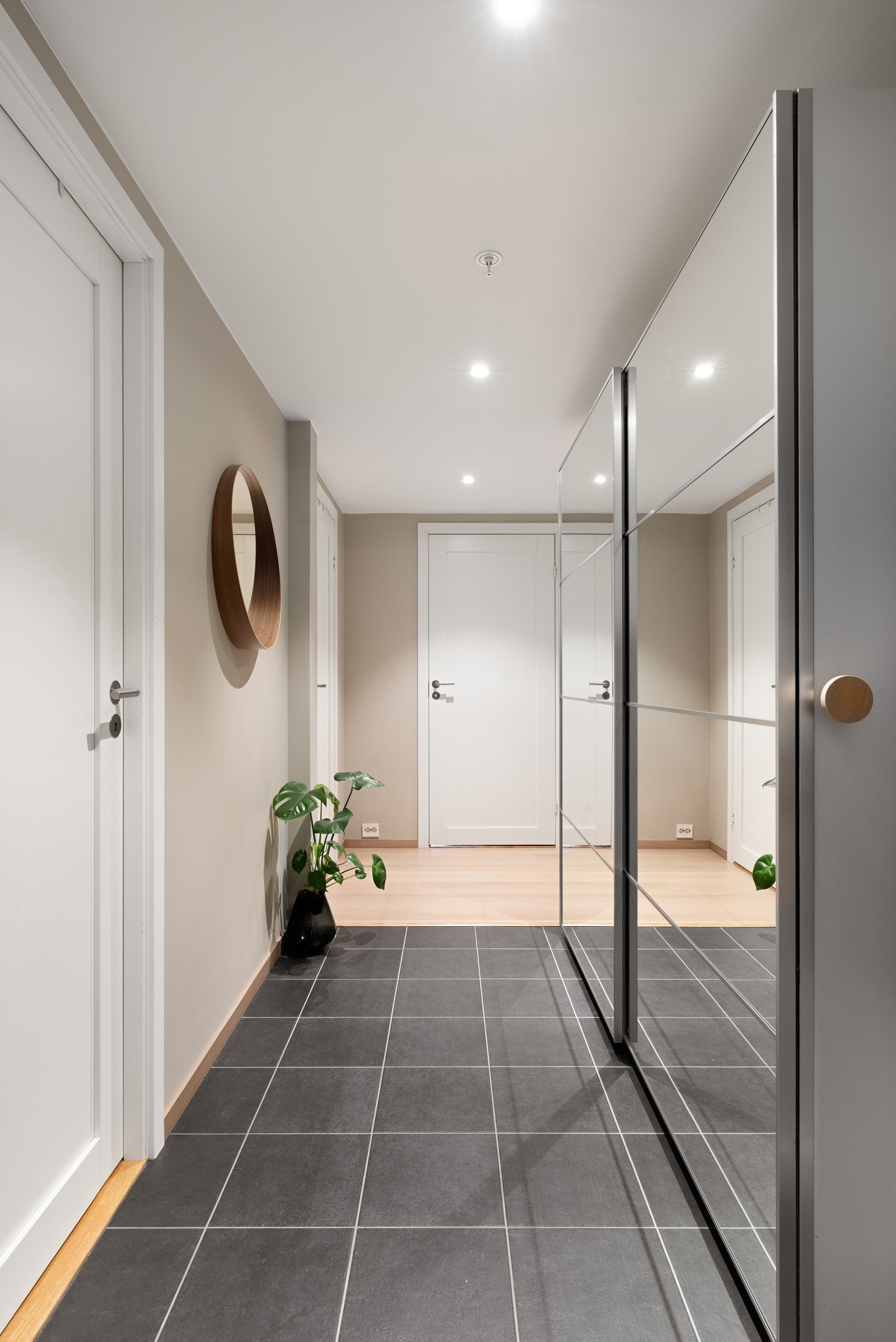 Entréen setter tonen for boligen med sine stilrene overflater og praktiske løsninger - Velkommen inn! Galleribilde