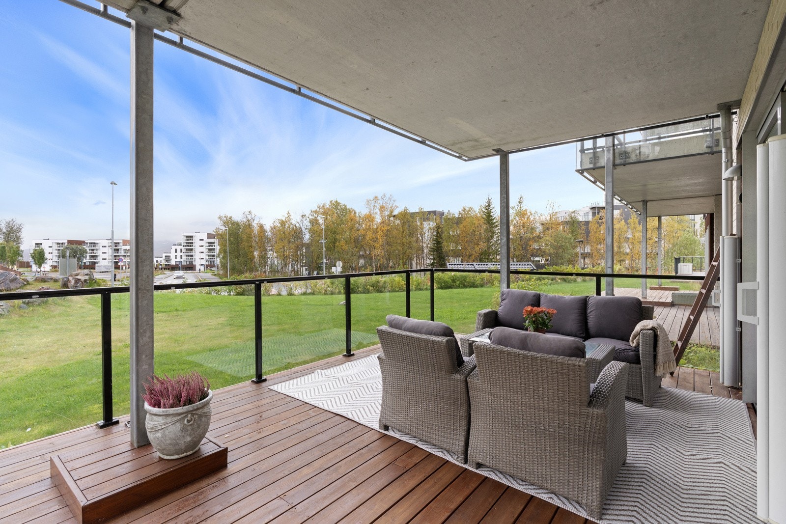 Det er montert uttrekkbare sidemarkiser på terrassen som medfølger. Galleribilde