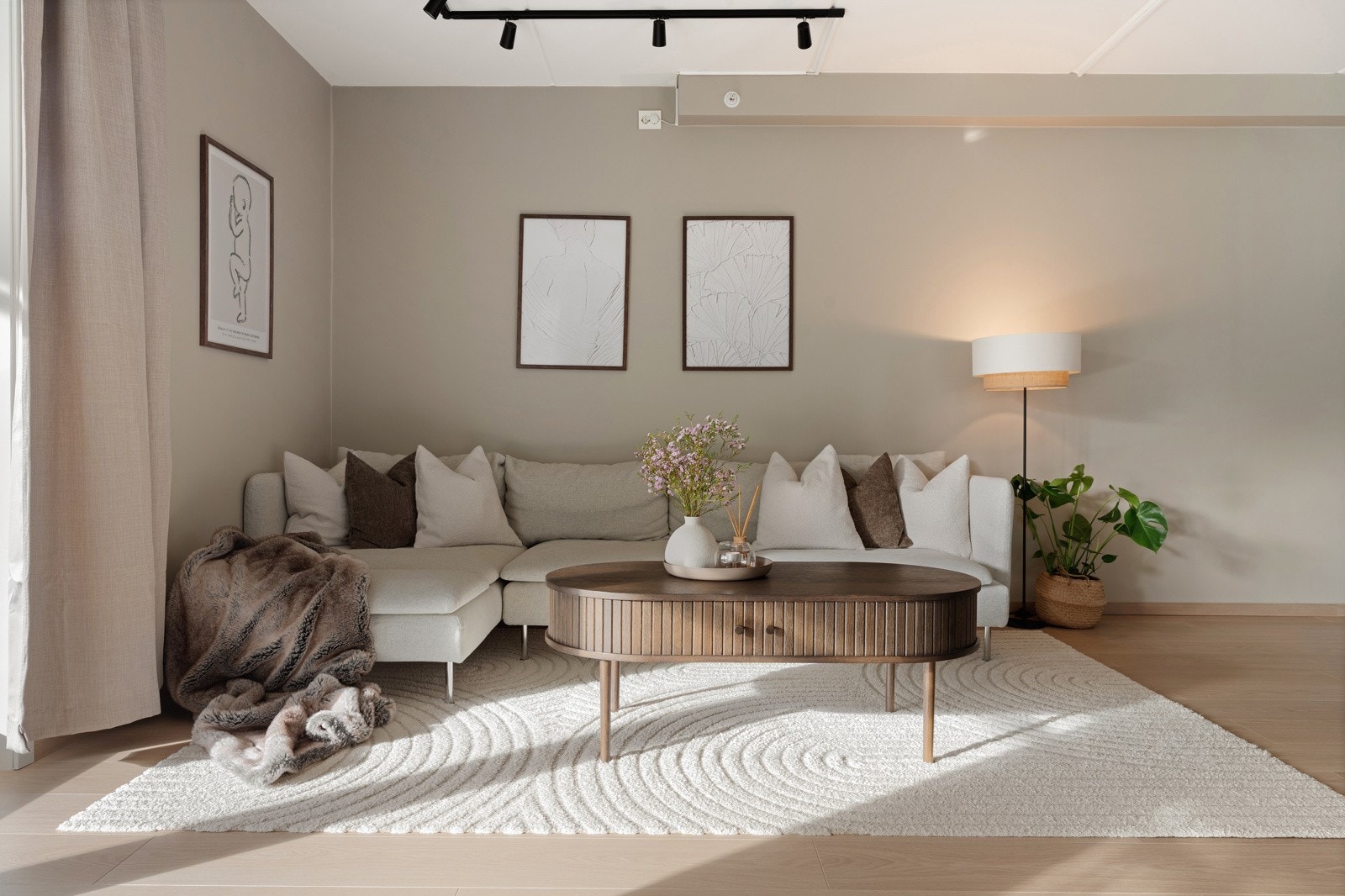 Leiligheten fremstår meget stilren, helhetlig og tidløs i farge- og materialvalg. Galleribilde