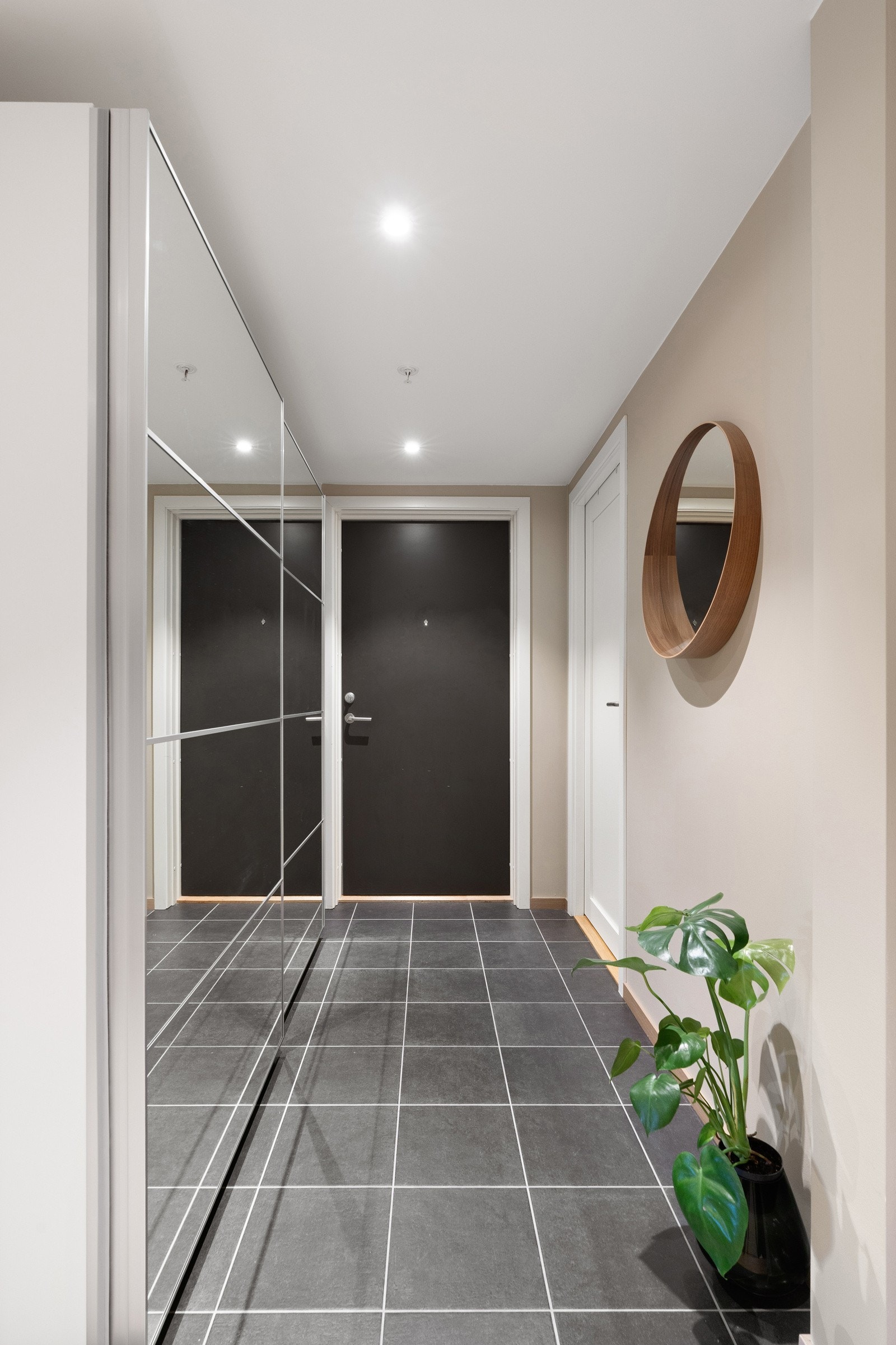 Leiligheten har skyvedørsgarderobe i entré og soverom samt innvendig bod og sportsbod i underetasje. Galleribilde