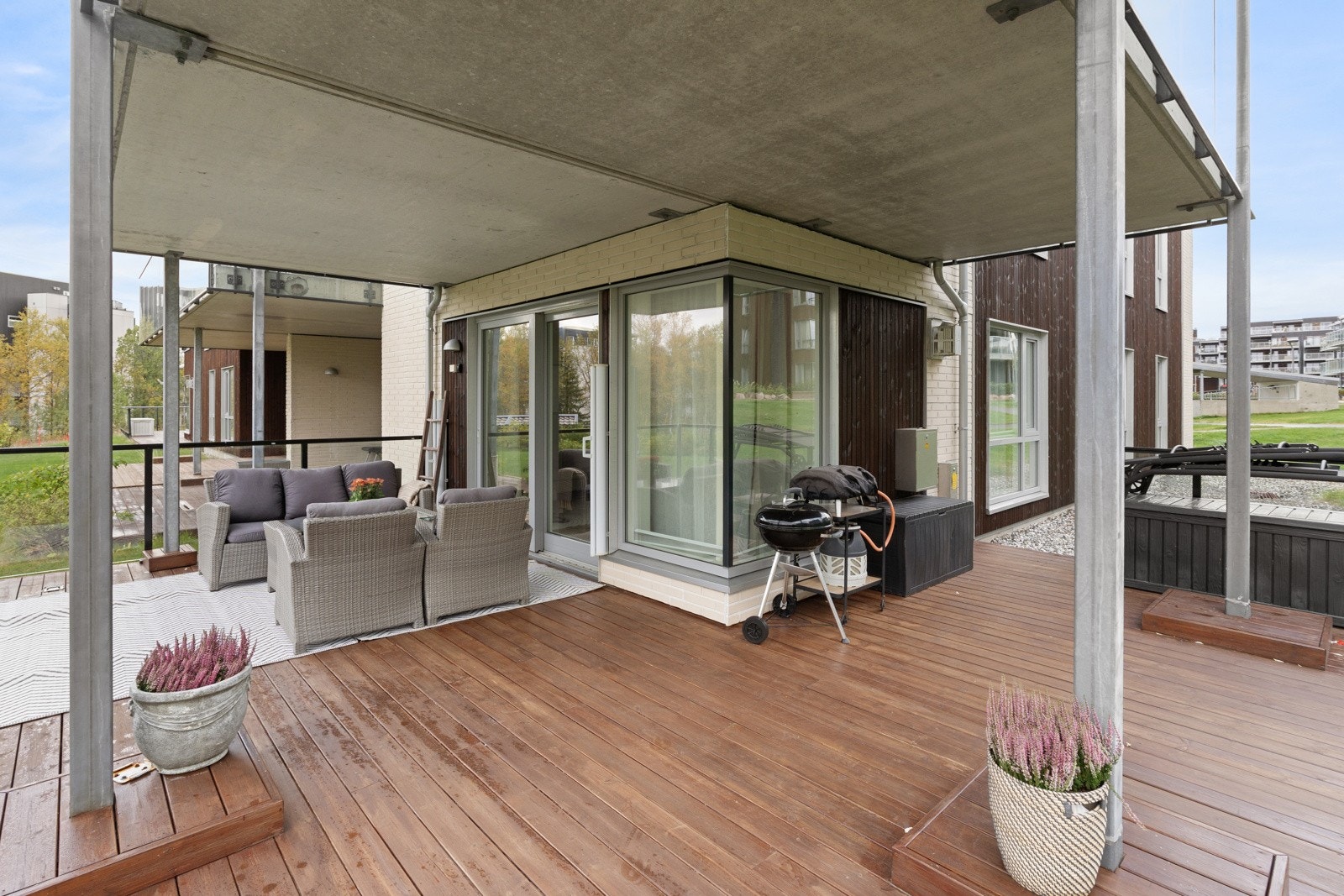 Man kan gå rett ut på plen med ungene og det er flotte utomhusareal ved blokken. Galleribilde