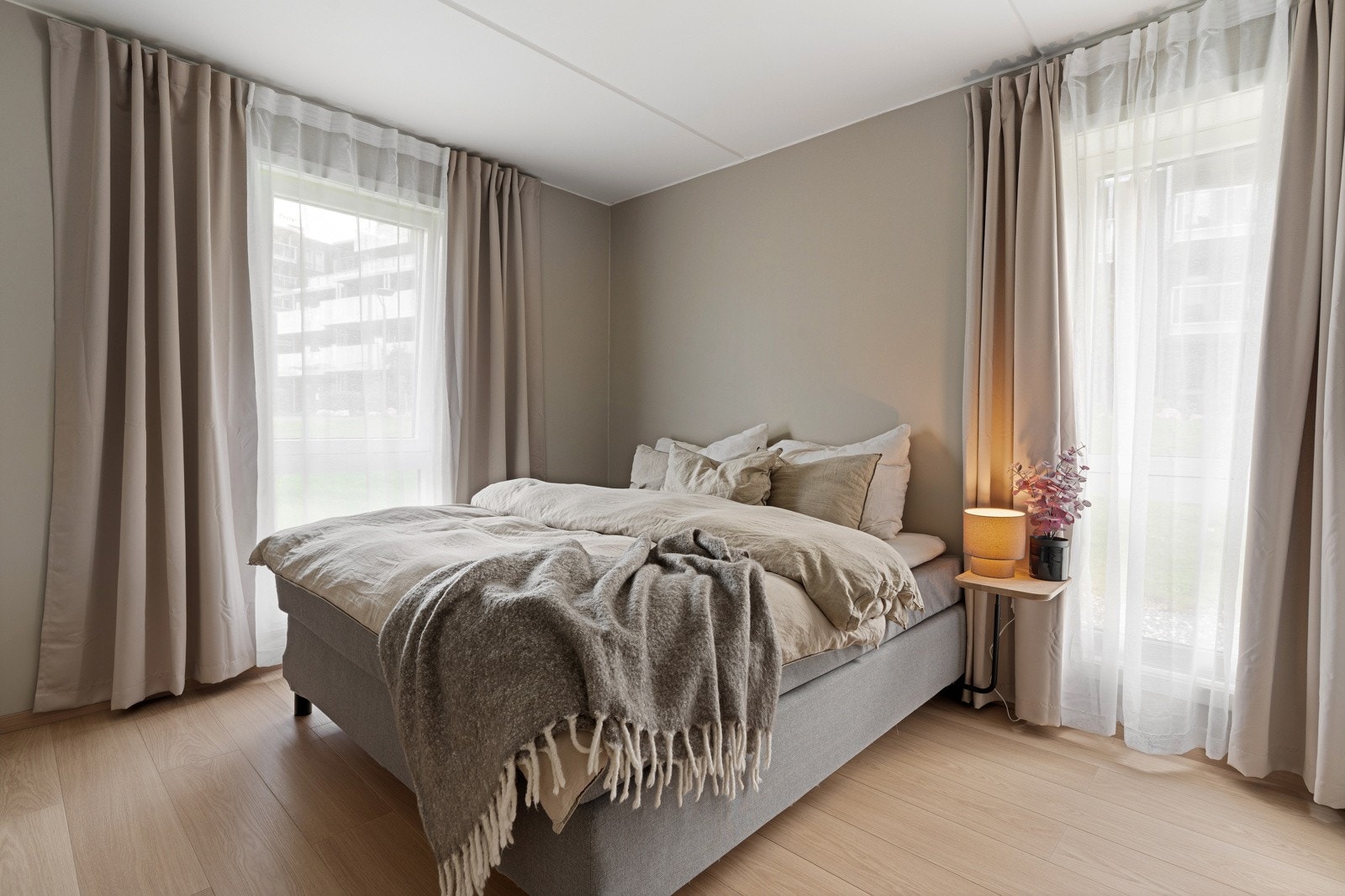 Leilighetens hovedsoverom tilbyr god plass til seng, nattbord og garderobeskap etter behov. Galleribilde