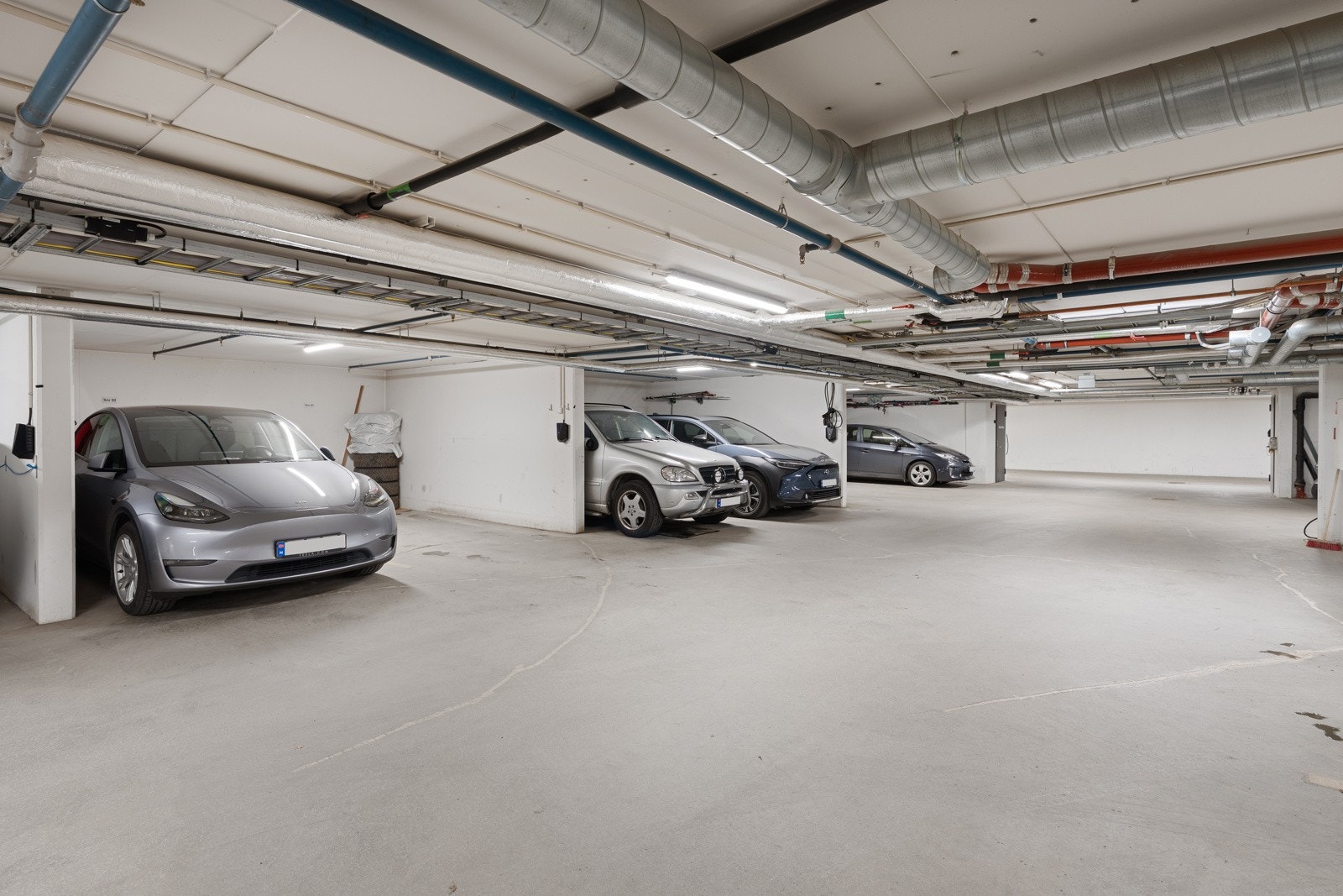 Leiligheten har fast parkeringsplass i felles oppvarmet garasjeanlegg med direkte adkomst via heis. Galleribilde