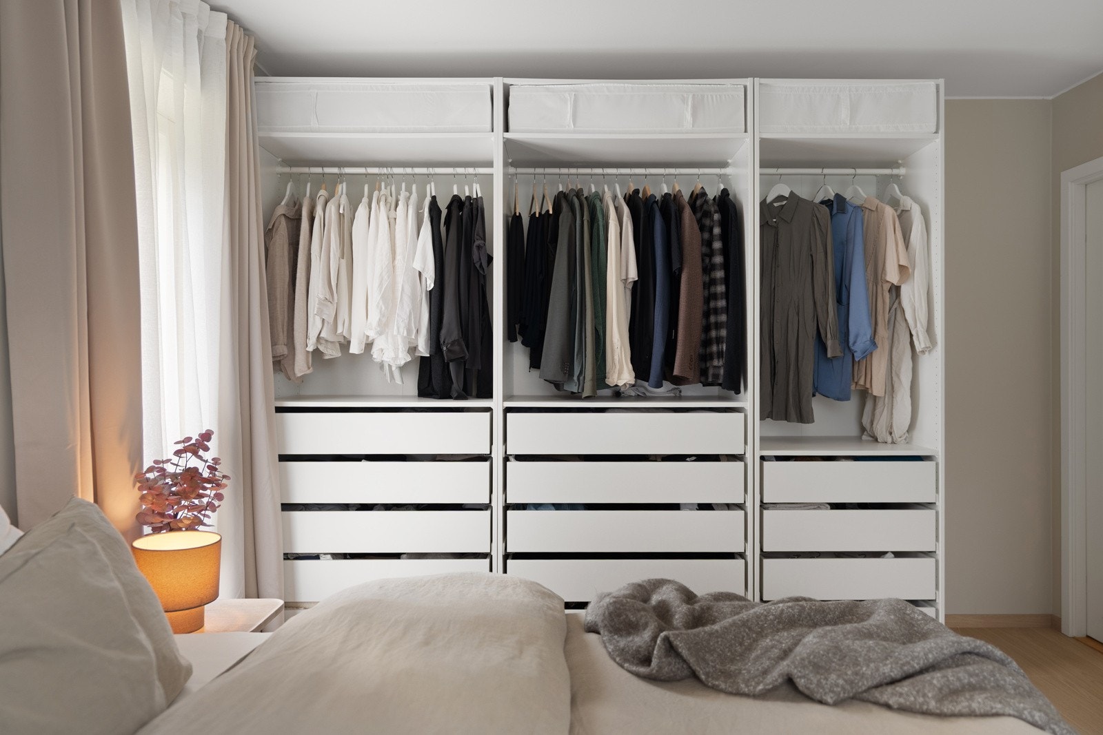 Flott innredning med god plass til klær og annet i skap. Galleribilde