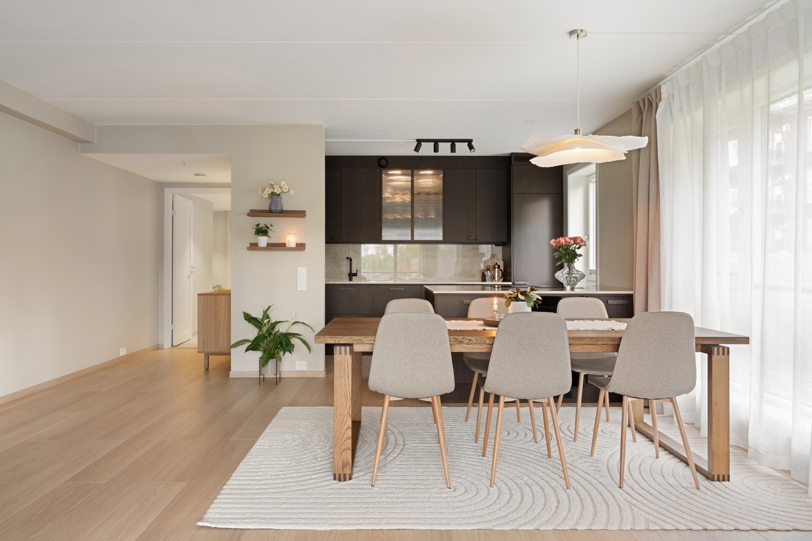 Leilighetens stue og gang har vannbåren varme i gulv. Varmekabler i flislagt entré og bad. Galleribilde