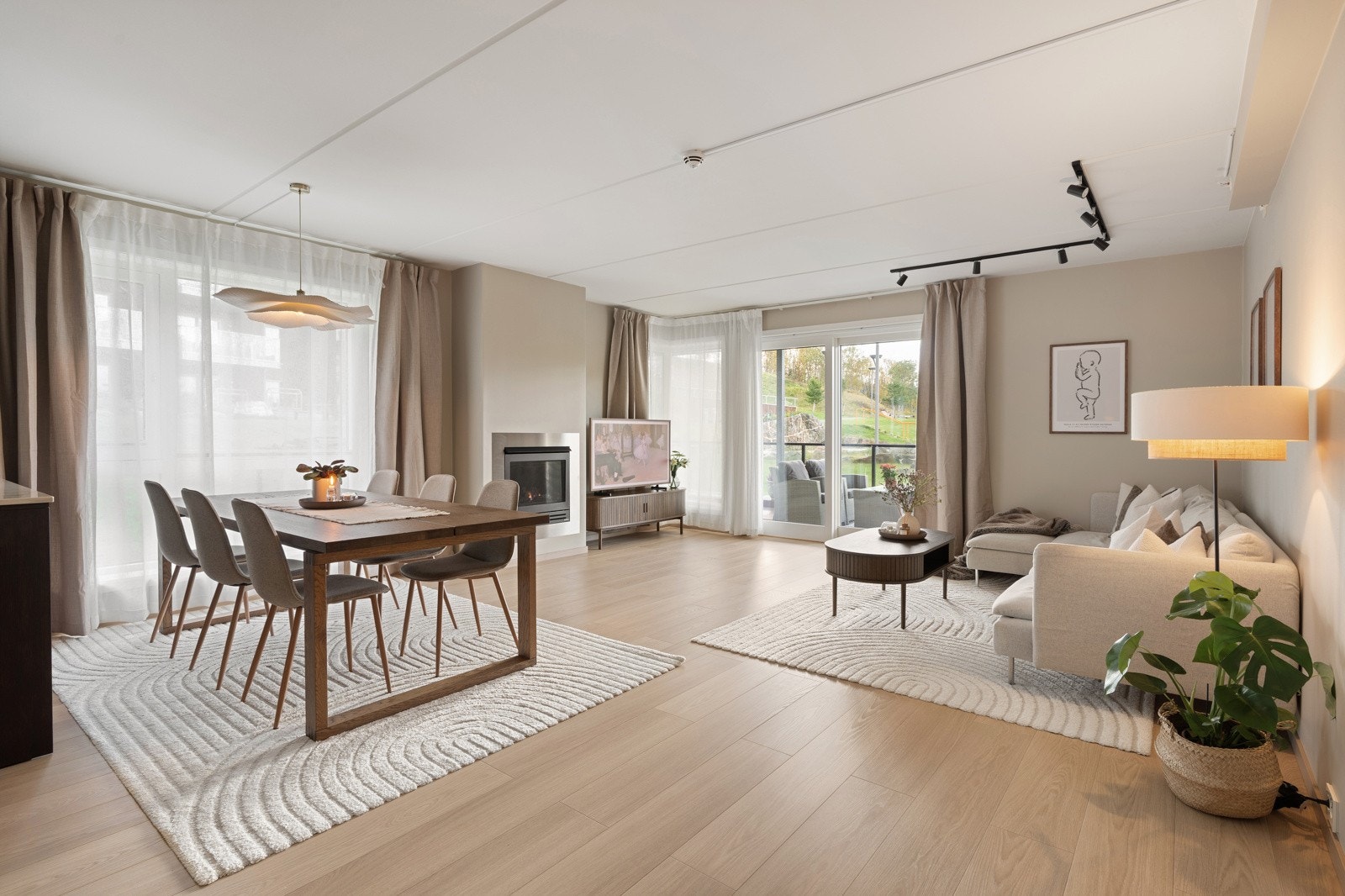 Lys og åpen stue som nyter godt av mange vindusflater som slipper inn rikelig med naturlig lys. Galleribilde