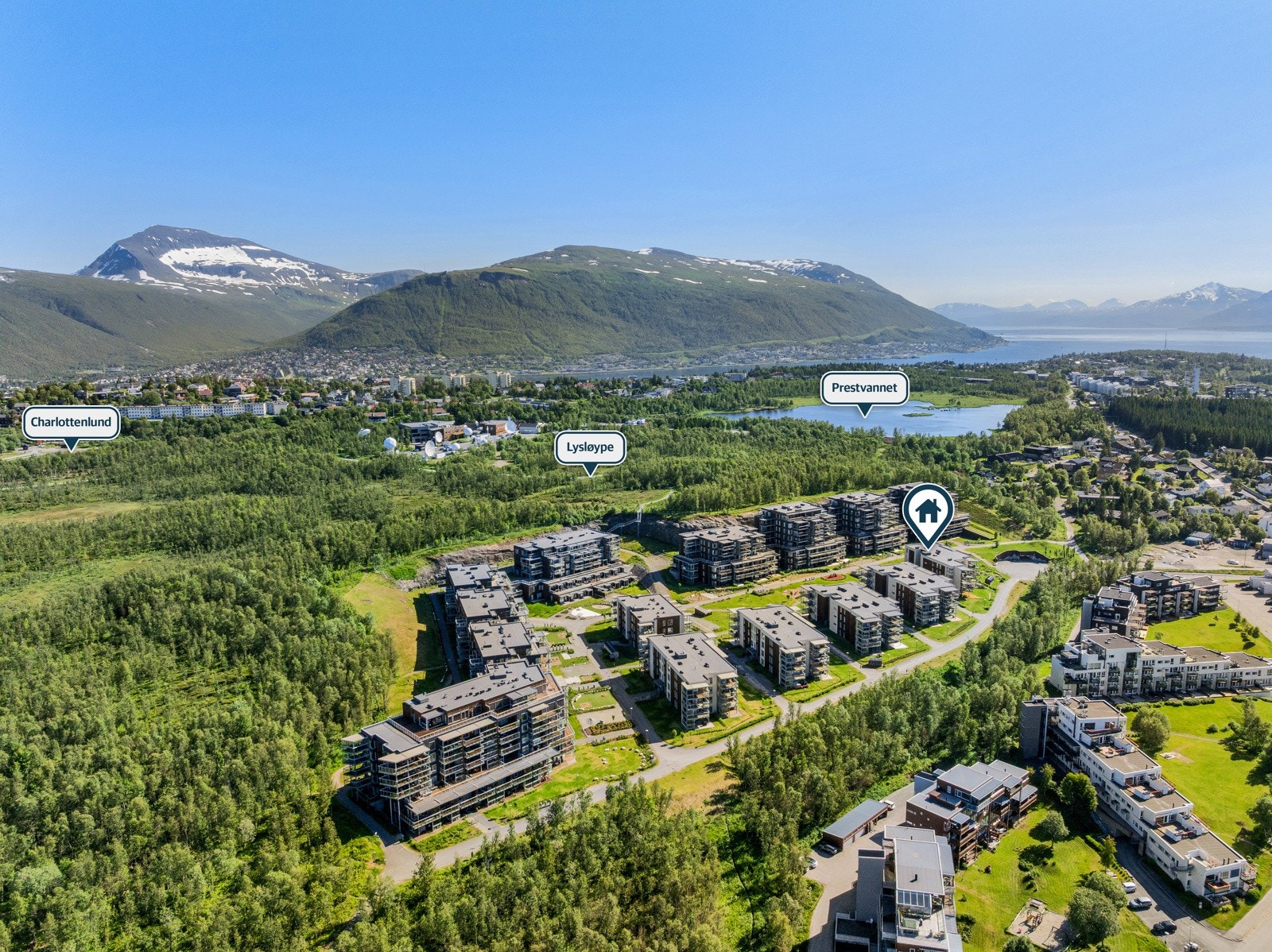 Gode bussforbindelser i nærområdet samt medfølgende parkering sikrer deg god adkomst til og fra leiligheten. Galleribilde