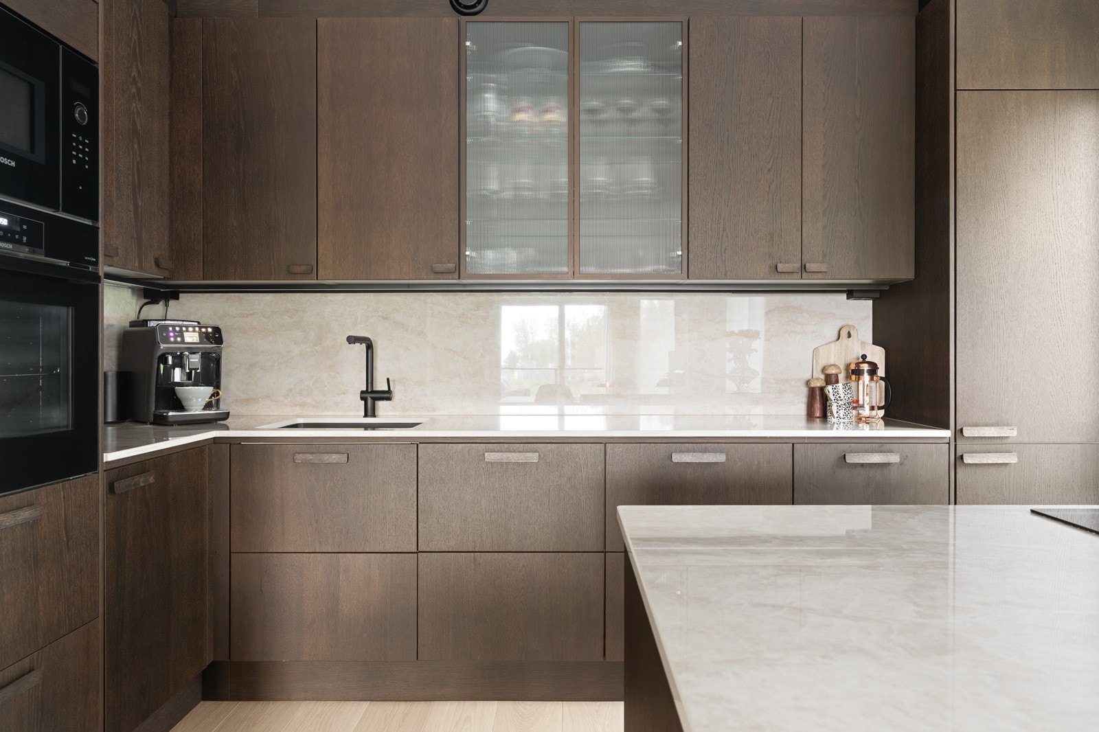 Meget praktiske arbeidsforhold med rikelig med benkeplass, samt god skapplass. Hvitevarene er fra 2025. Galleribilde