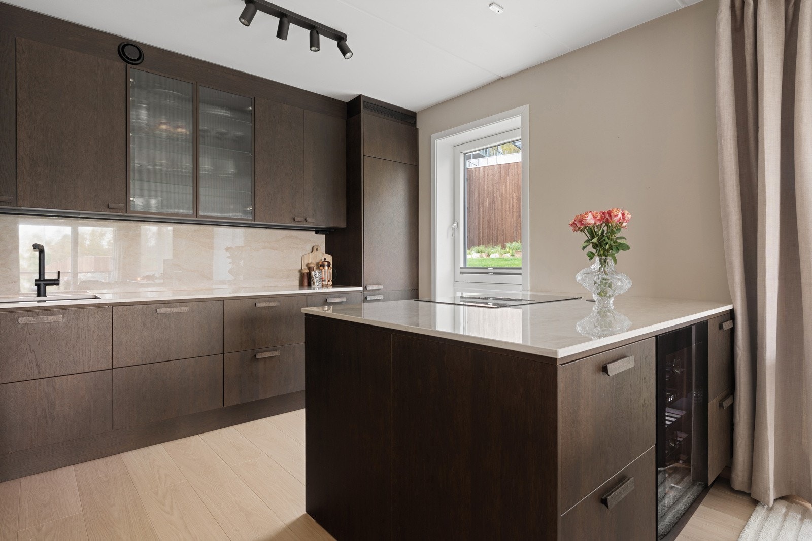 Kjøkkenet fremstår som et smykke i leiligheten og er desidert et av høydepunktene. Galleribilde