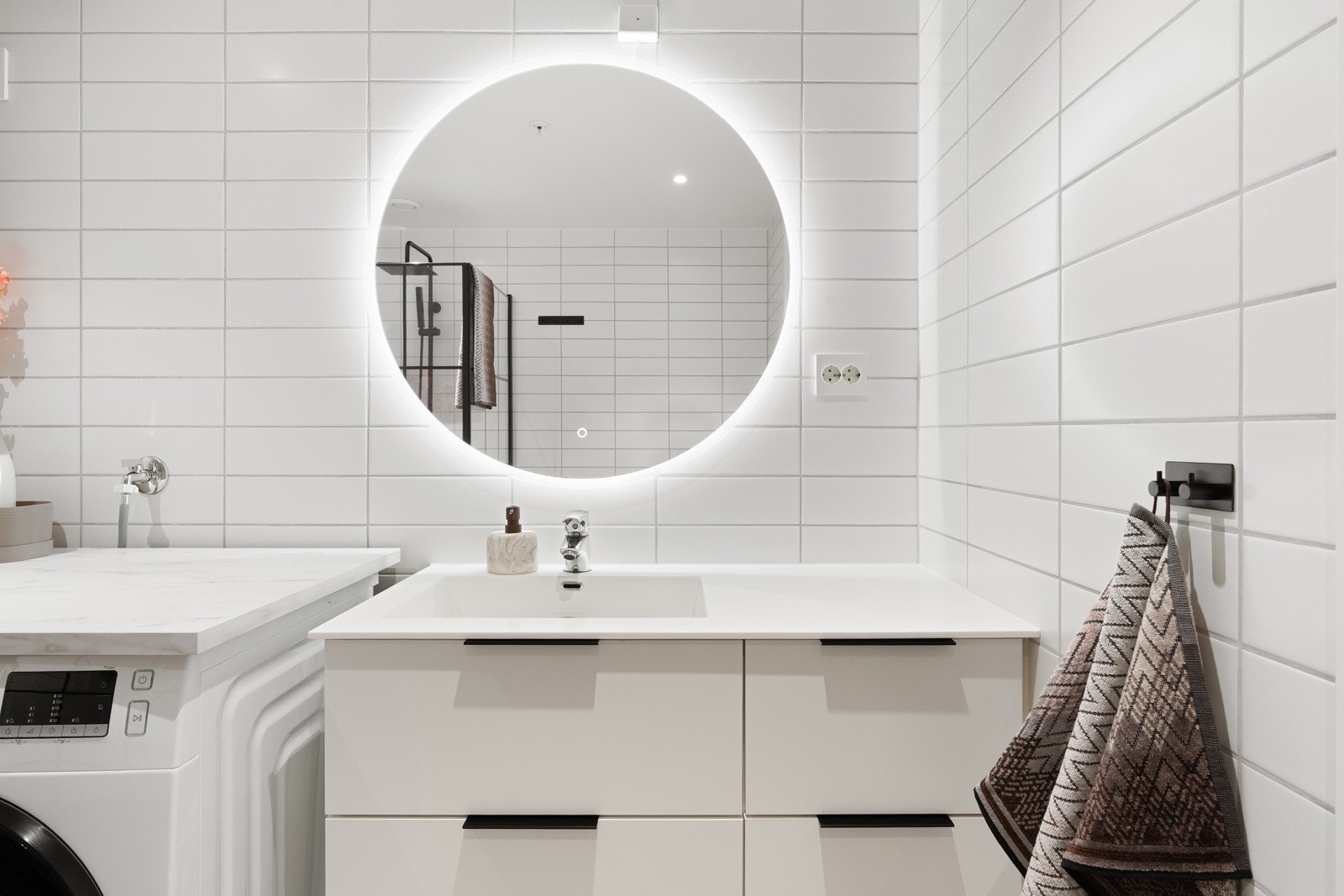 Eier har fått montert speil med ledlys bak i 2025. Badet ble oppgradert i 2021. Galleribilde