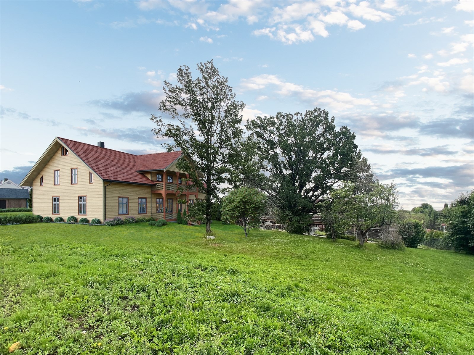 Villaen har en sentrumsnær beliggenhet, sydvestvendt hage til felles glede og en ærverdig, vernet eik.Illustrasjonsfoto - avvik kan forekomme Galleribilde
