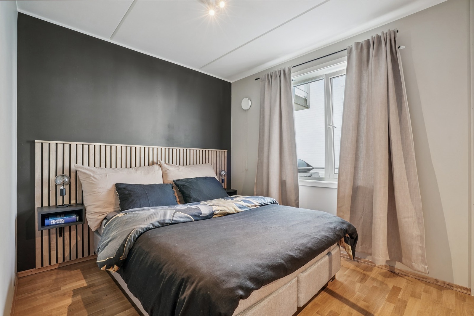 Soverom av god størrelse med plass til ønsket seng. Galleribilde