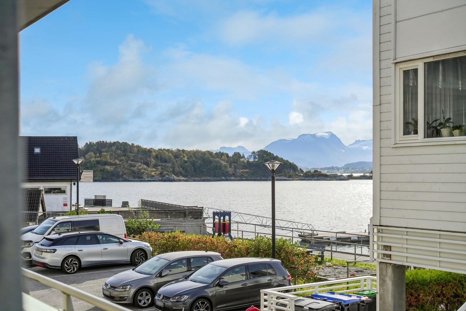 Utsikt fra balkongen. Her vises gjesteparkeringene. Galleribilde