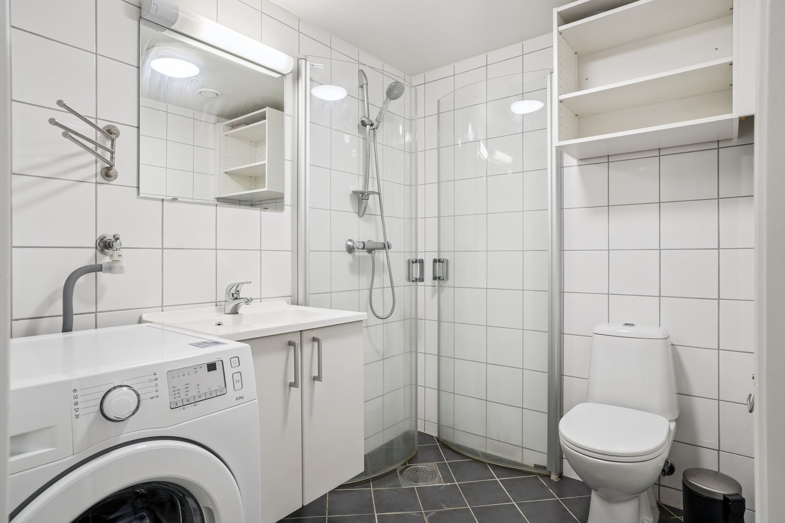 Helfliset bad med gulvvarme i hybelen. Galleribilde