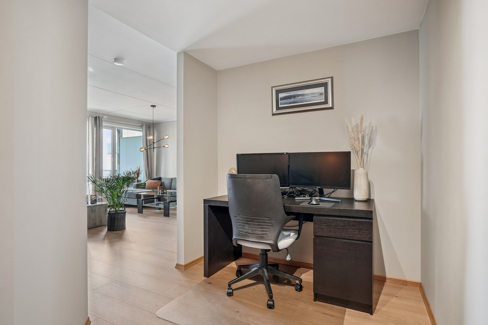 I gangen er det satt opp som kontor. Galleribilde