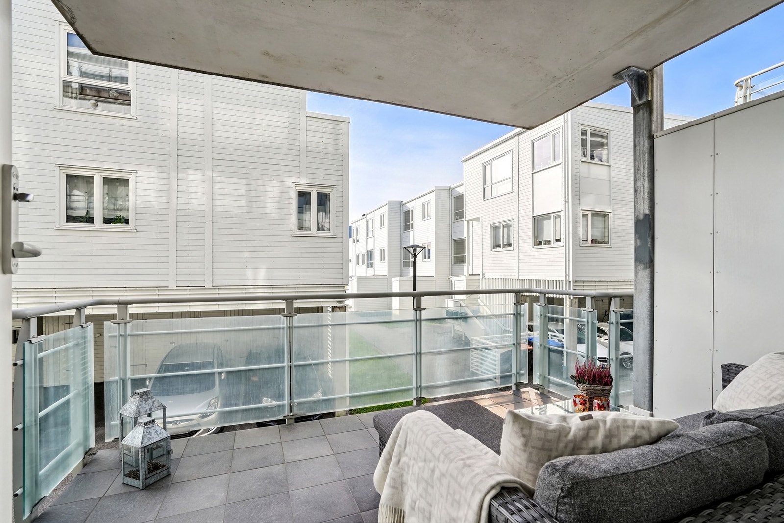 Romslig, sydvendt balkong på 17?m² med delvis overbygg. Galleribilde