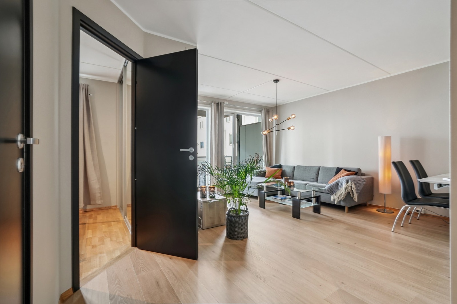 Leiligheten varmes opp med fjernvarme, som er inkludert i felleskostnadene. Galleribilde