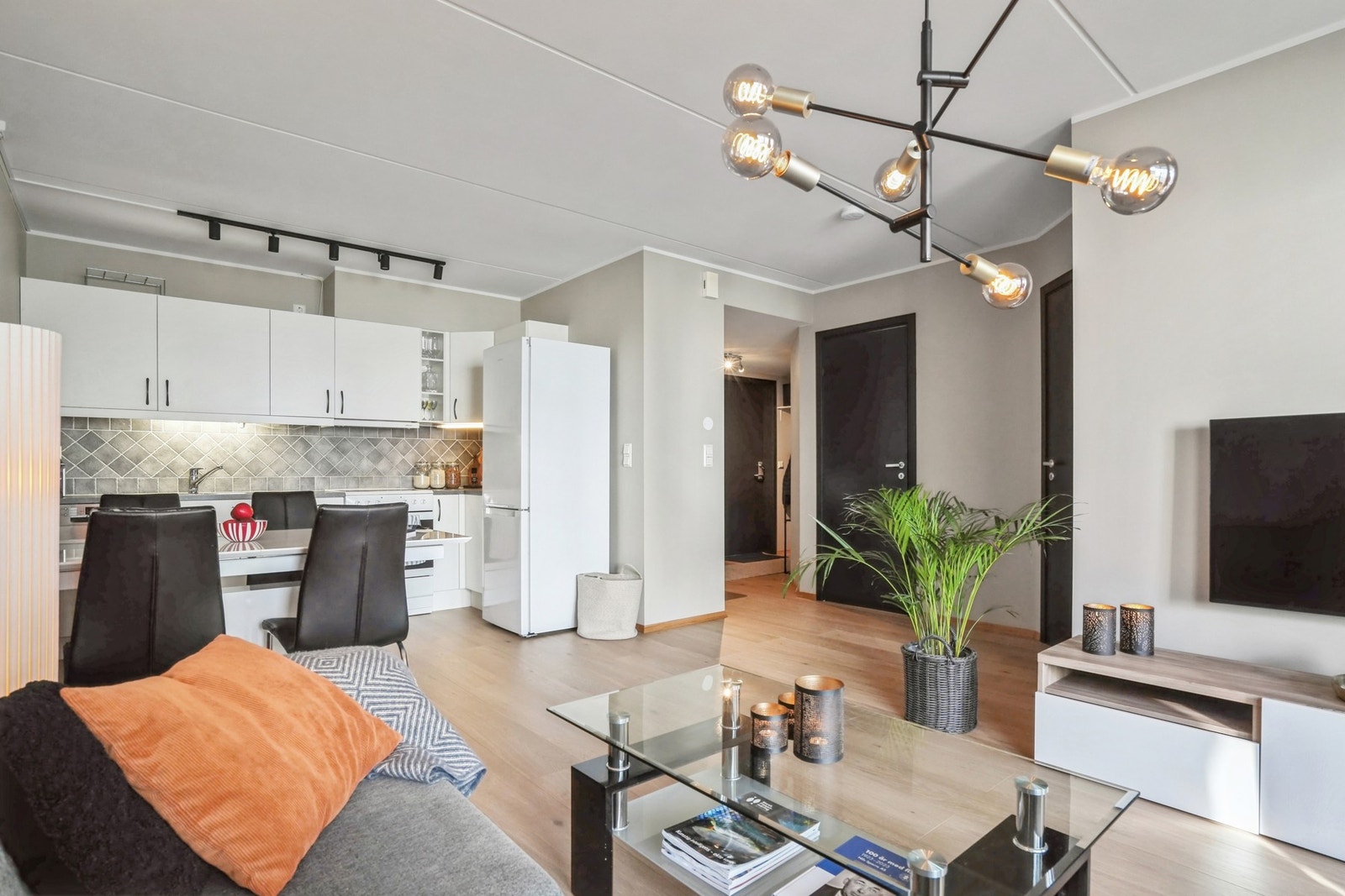 Praktisk åpen stue-/kjøkkenløsning. Nye dører i leiligheten fra 2023. Vegger og tak malt i moderne farger i 2024. Galleribilde