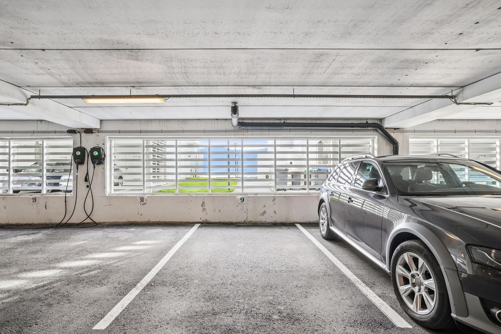 Fast parkeringsplass i garasjeanlegget. Mulighet for å installere elbillader gjennom borettslaget. Romslig bod til lagring, også tilknyttet garasjeanlegget. Galleribilde