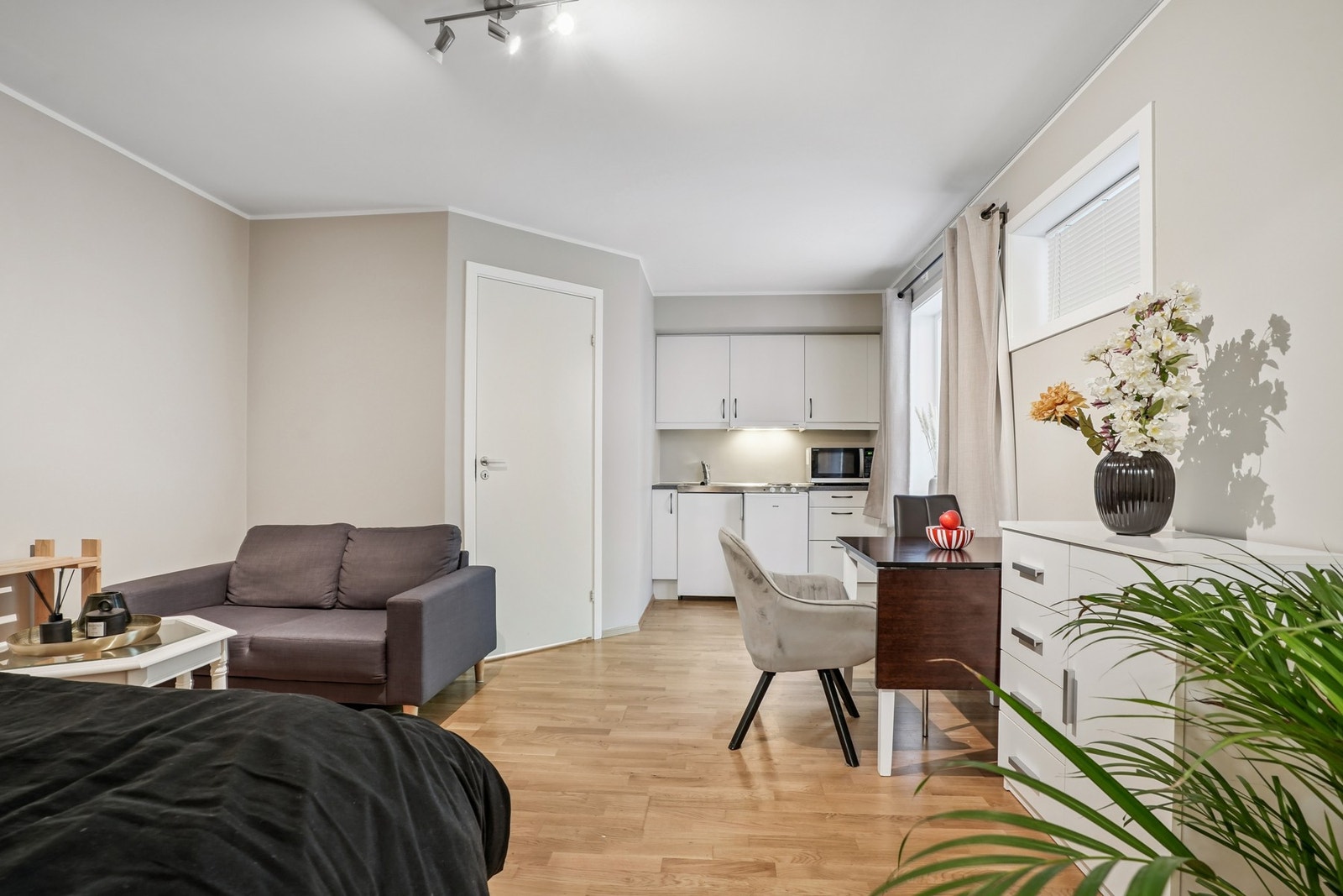 Hybel som tilhører leiligheten. Hybelen er utleid for kr 8 000. Den har kjøkken med kokeplater og kjøleskap, samt plass til spisebord, seng, sofa og TV-benk. Galleribilde