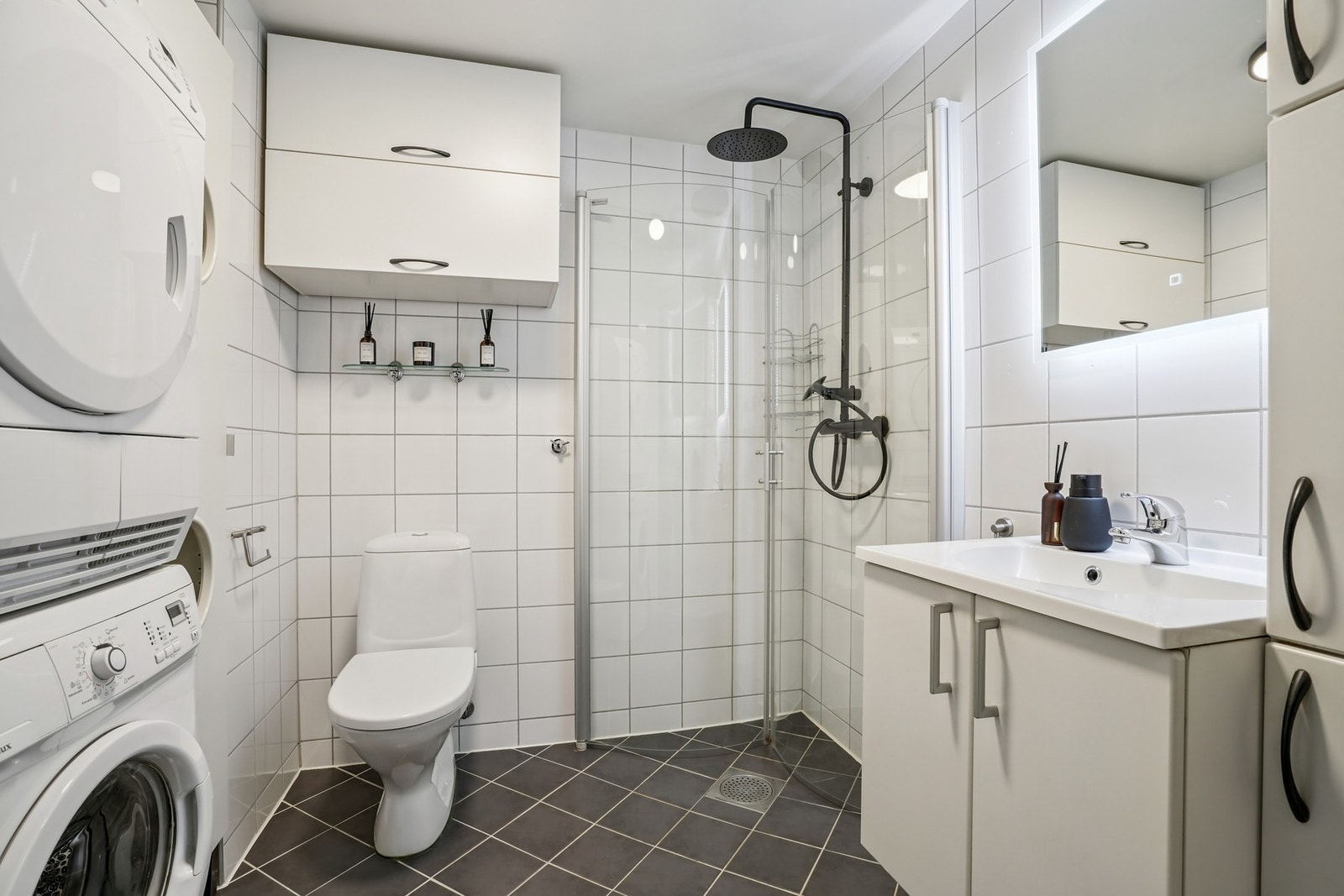 Flott helfliset bad med gulvvarme. Badet har opplegg for vaskemaskin og tørketrommel. Galleribilde