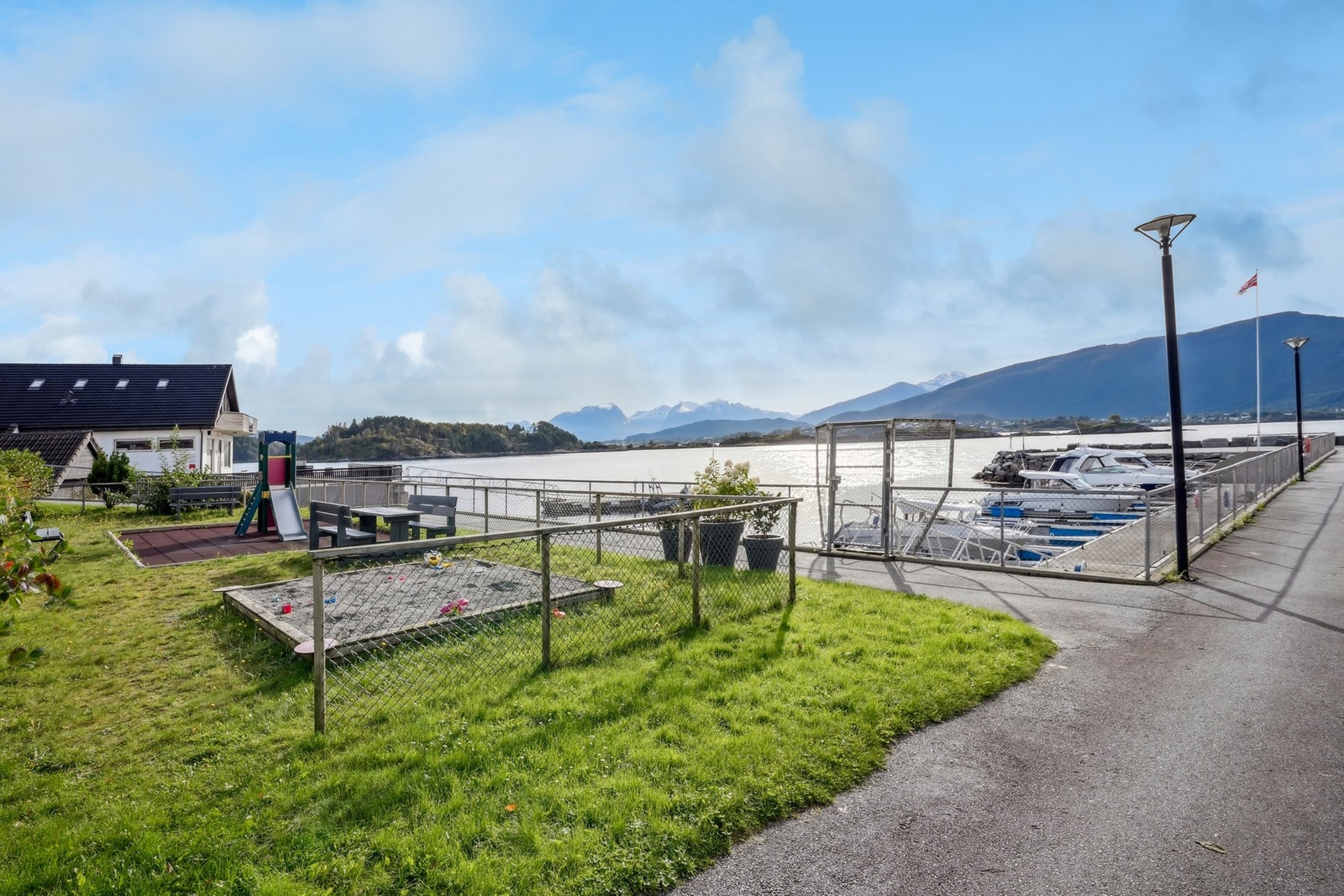 Leiligheten ligger i et populært område ved sjøen. Det er rikelig med gjesteparkering utenfor bygget, og det finnes en båthavn med molo. Galleribilde