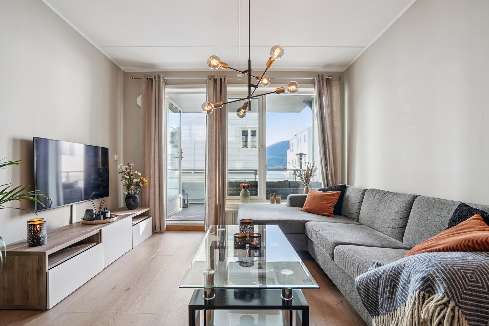 Stuen er lys og pen, med utgang til balkong. Leiligheten har store vindusflater som gir rikelig naturlig lys. Parkettgulvet ble lagt i 2025. Galleribilde