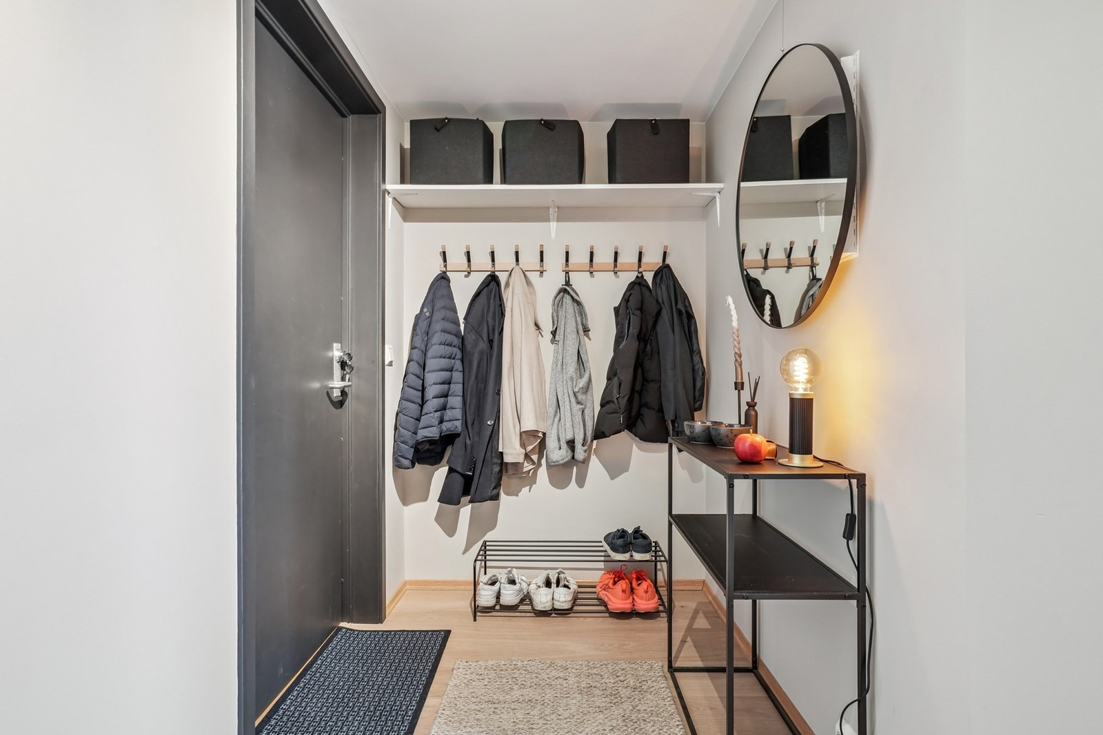 Entré med god plass til ytterklær og sko. Galleribilde