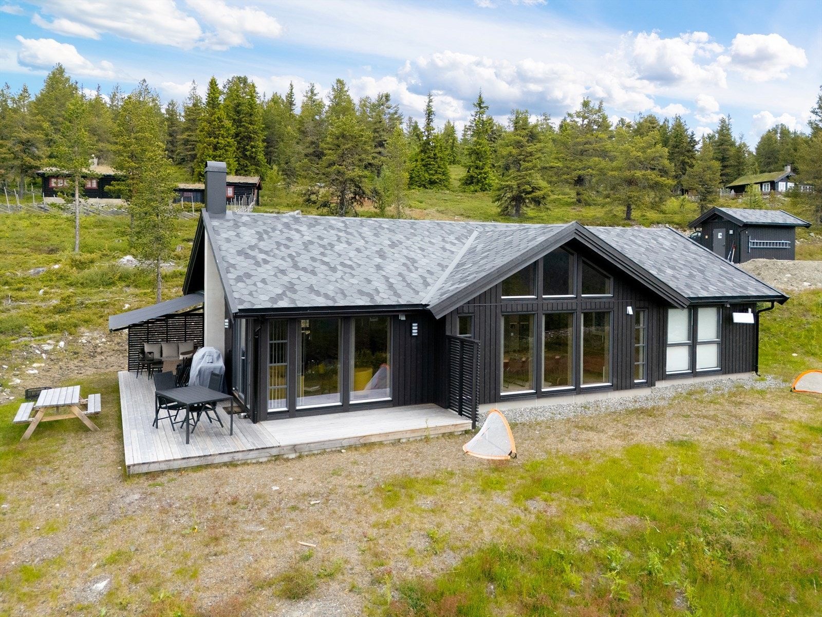 Bilde av oppført hytte i feltet. Galleribilde