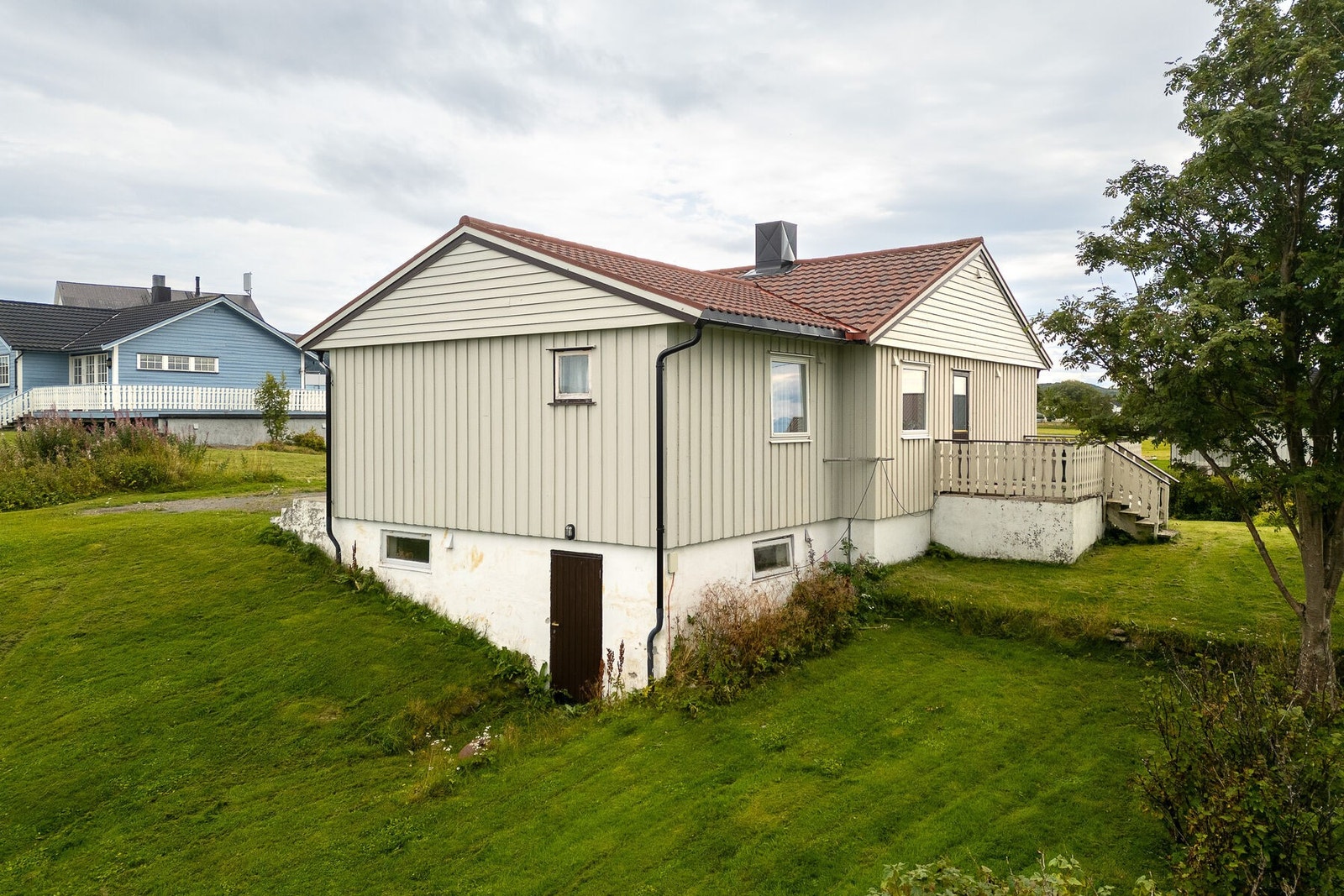 Parkering på gruset gårdsplass. Galleribilde