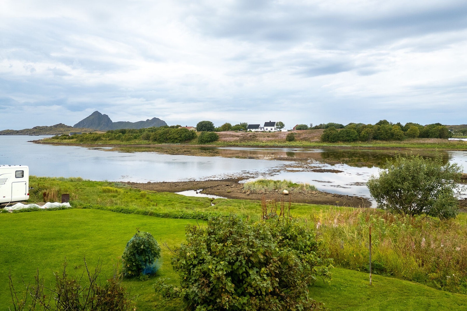 Åpen og fri utsikt mot vest, med Gaukværøya i horisonten. Her får du også kveldssolen. Galleribilde