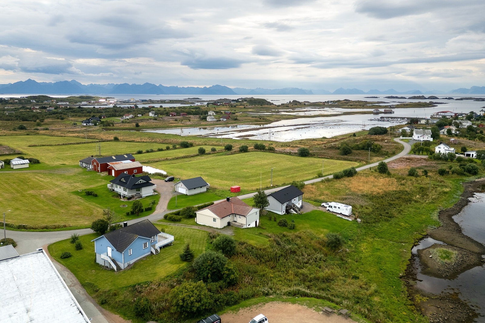 Fra eiendommen har man flott utsikt mot sjøen, fjellene og det omkringliggende landskapet, samt gode solforhold gjennom store deler av dagen. Galleribilde