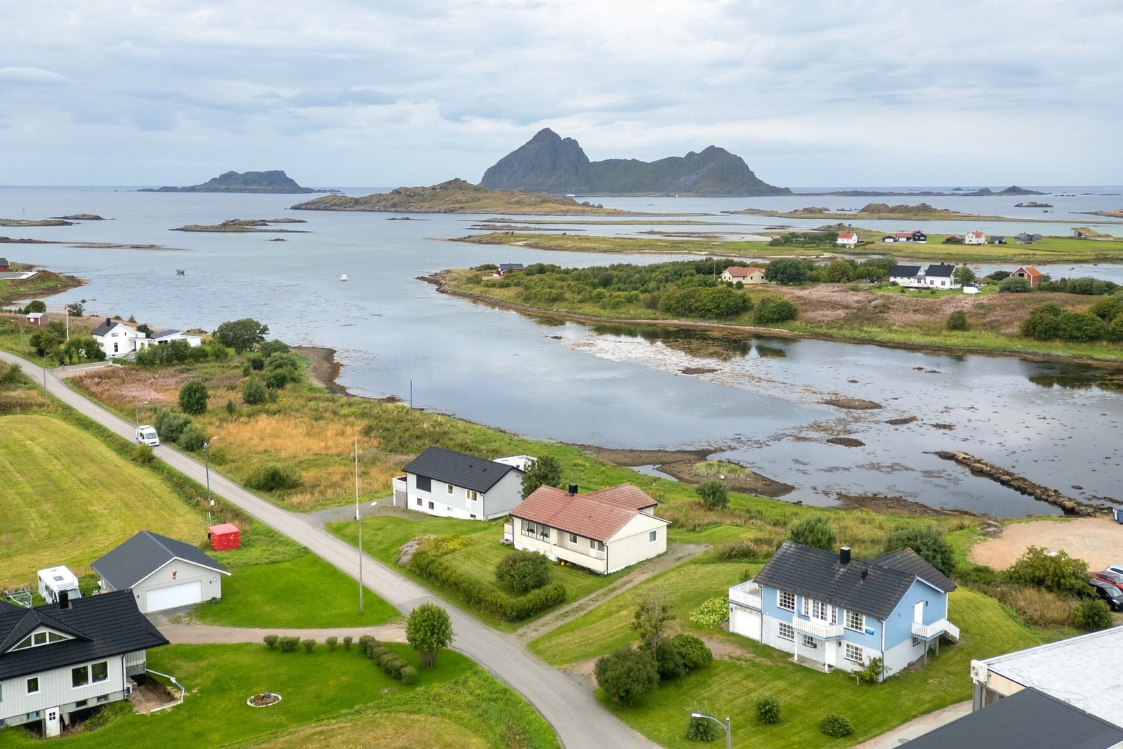 Velkommen til Vinjesjøveien 7 - en velholdt enebolig i familievennlig område med nærhet til det meste du trenger i hverdagen. Foto: Lunde Images AS Galleribilde