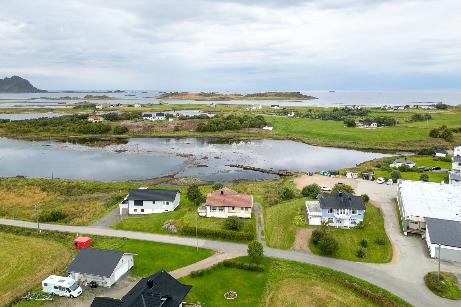 Her bor du i rolige omgivelser med kort gangavstand til butikk, barnehage, barneskole og ulike servicetilbud. Galleribilde