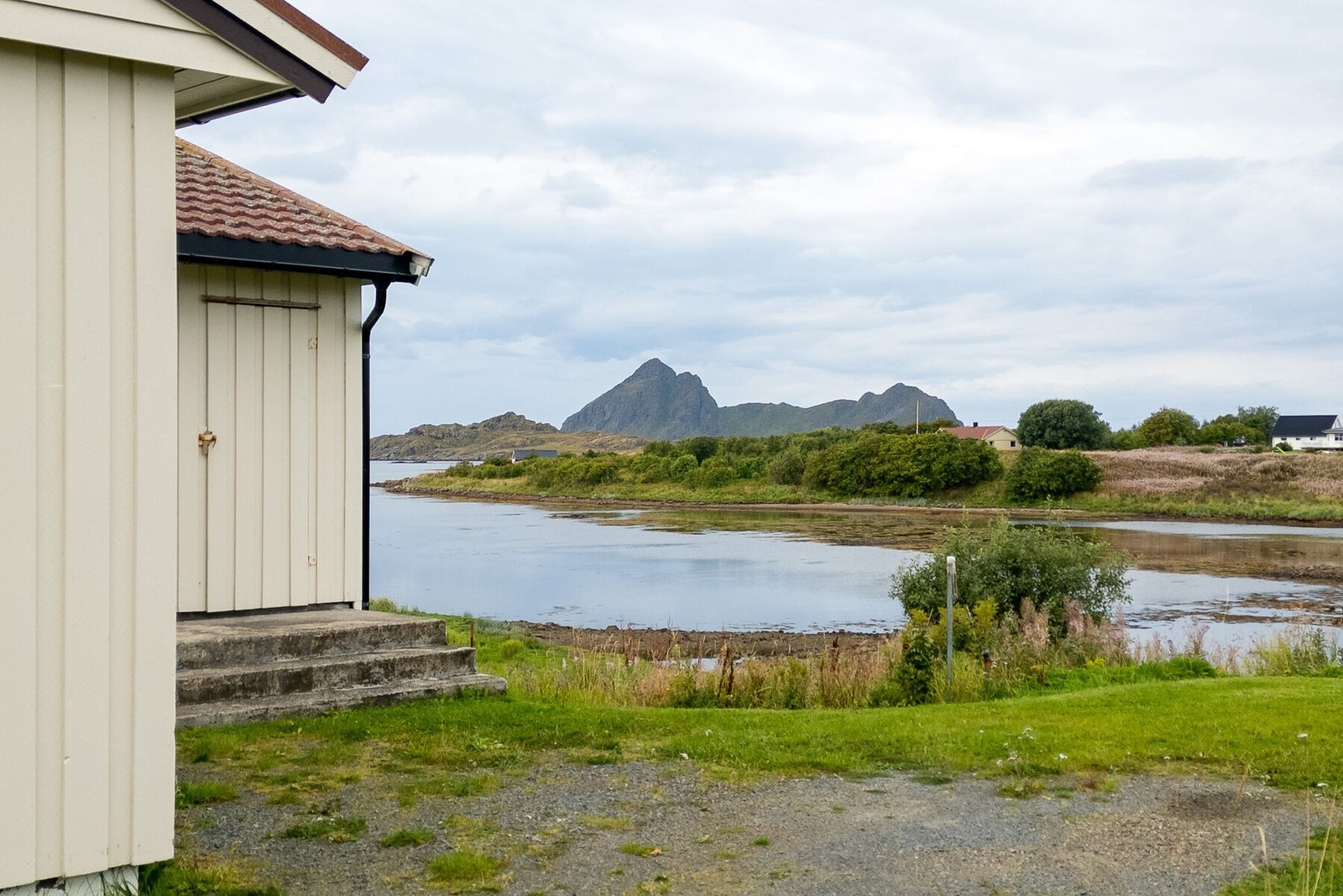 Området byr på flotte rekreasjonsmuligheter, som Bøhallen, idrettsanlegg og turstier i skog, fjell og mark - samt nærhet til sjø og strender. Galleribilde