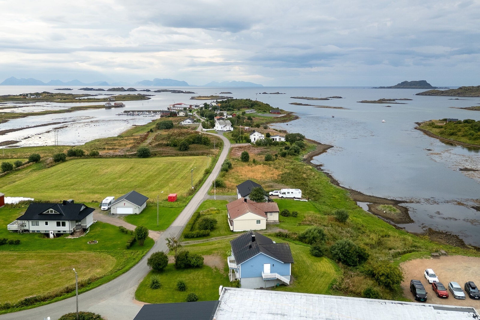 Adkomst via offentlig vei med begrenset trafikk, noe som bidrar til et trygt og fredelig bomiljø. Galleribilde