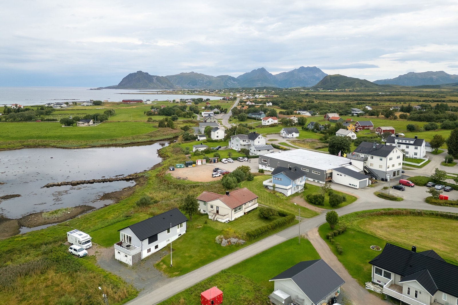Eiendommen har beliggenhet i rolig og etablert boligområde på Vinje, like nedenfor Vinjegården. Galleribilde