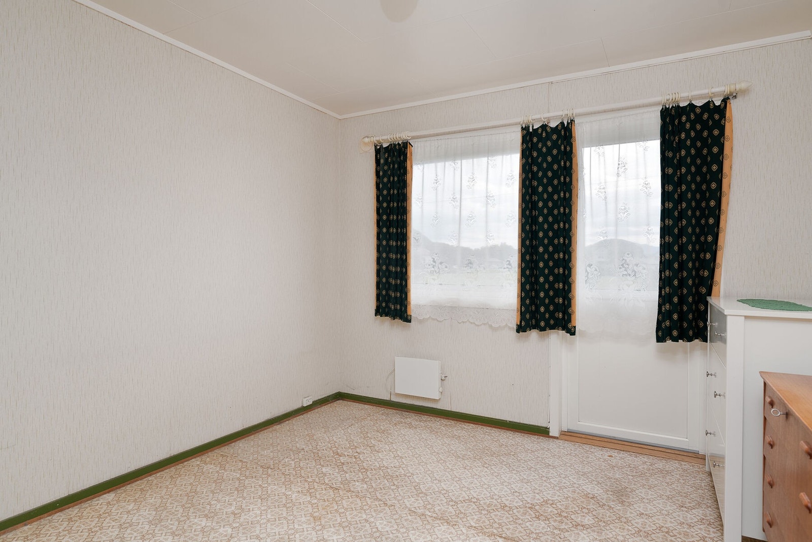 Soverom én, av totalt tre soverom i boligen. Herfra er det utgang til balkong. Galleribilde