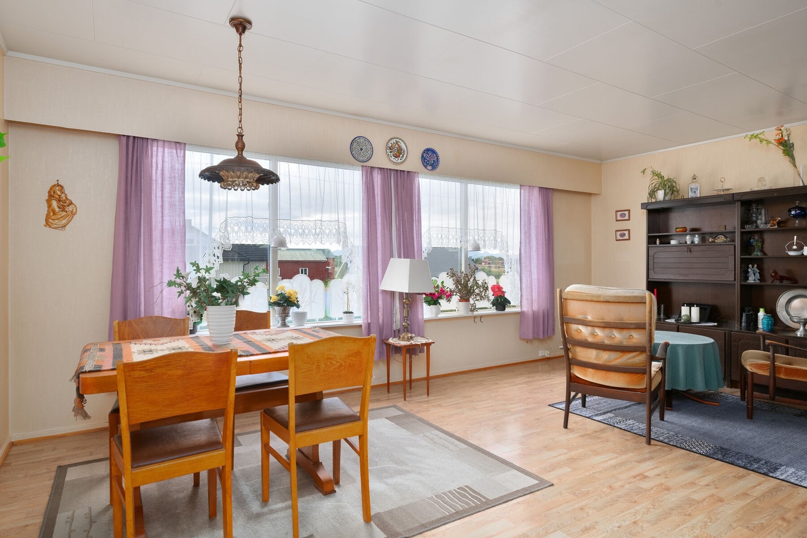 Vinduene slipper inn mye naturlig lys i rommet. Galleribilde