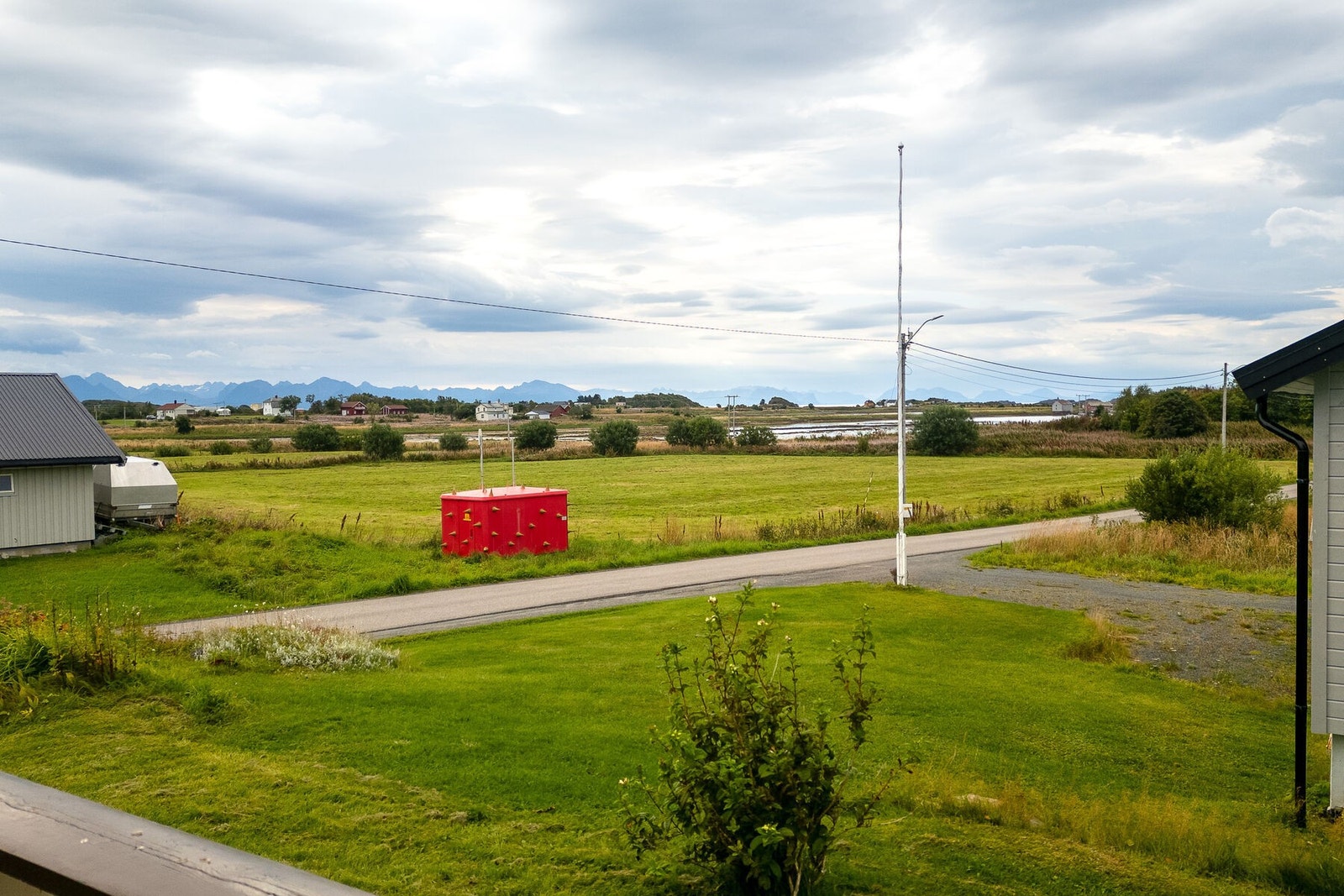 Utsikten mot sørøst. Her får du morgen- og formiddagssol. Galleribilde