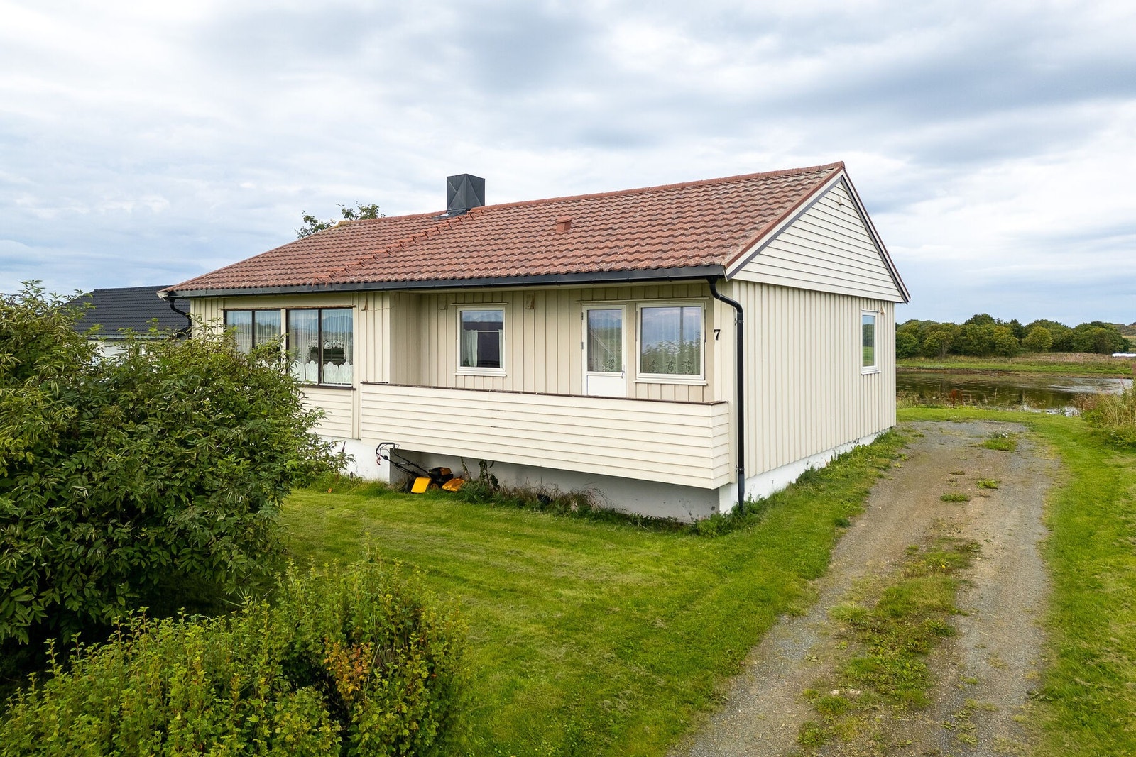 Uteområdet er pent opparbeidet med hage, balkong ved stuen og egen balkong ved hovedsoverommet. Galleribilde