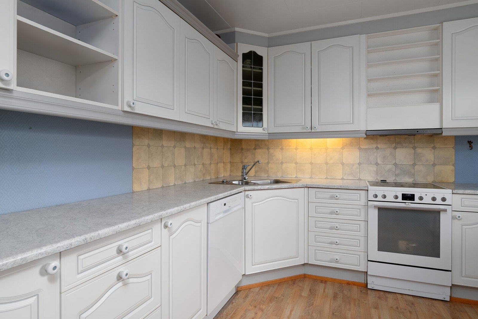 Kjøkken med god skap- og benkeplass. Galleribilde