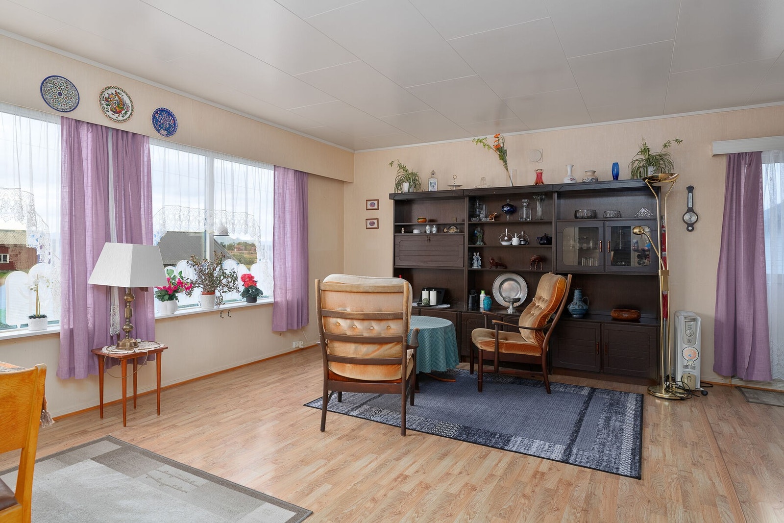 Romslig stue med plass til flere møbleringssoner. Galleribilde