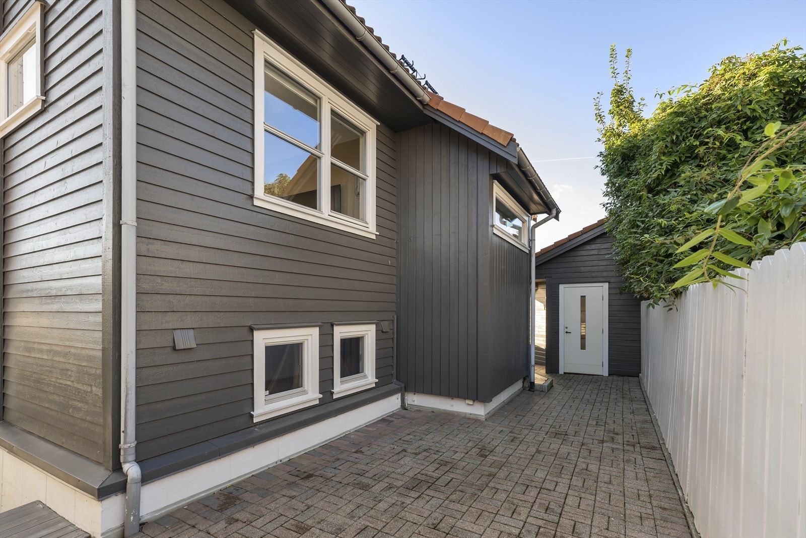 Inngangspartiet er pent opparbeidet med belegningsstein og byr også på muligheter for møblement. Galleribilde